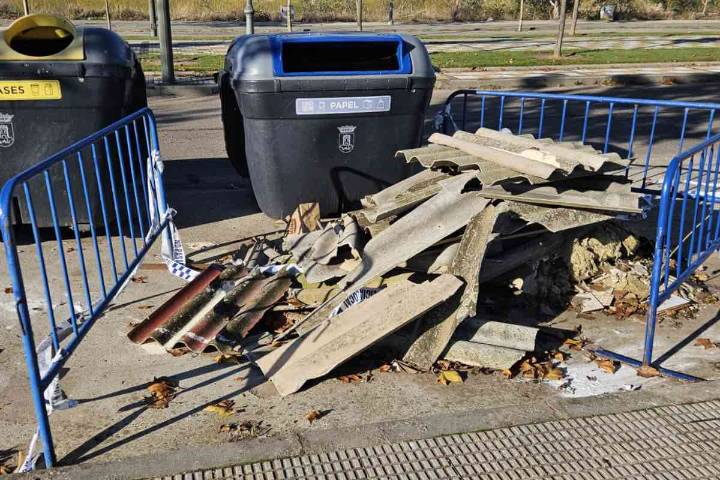 El PSOE de Talavera denuncia que hay restos de amianto tirados en plena calle desde hace un mes