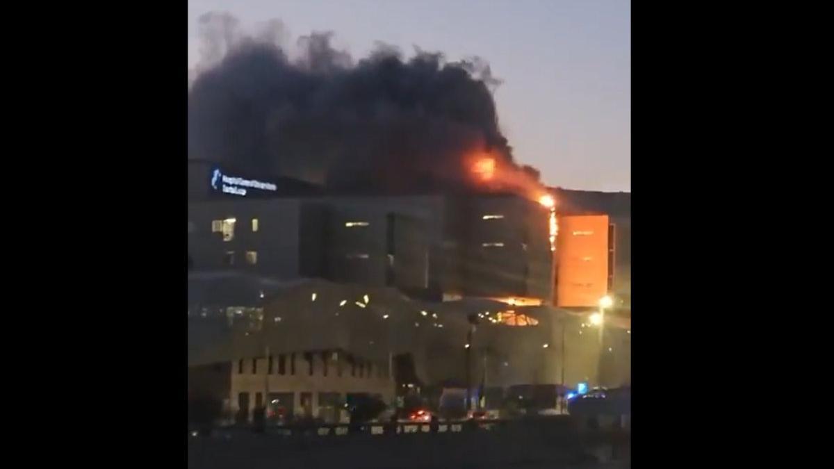 Un grave incendio en el hospital de Santa Lucía de Cartagena obliga evacuar a pacientes y trabajadores
