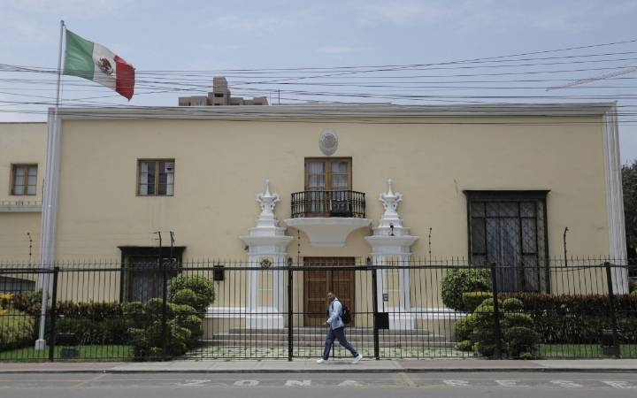 Primer ministro de Perú contradice al presidente: 'No es posible' intervenir en la Embajada mexicana