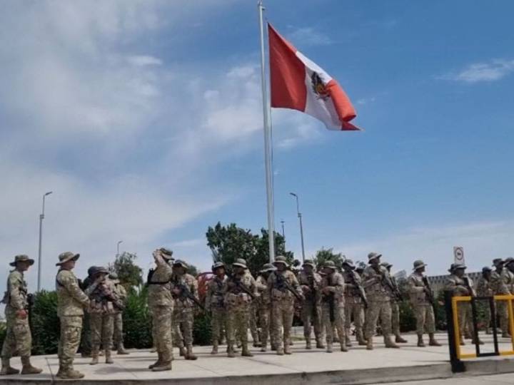 Militares peruanos llegan a la frontera: alcalde de Arica descarta crisis migratoria