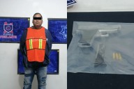 Lo sorprenden manipulando un arma y lo detienen