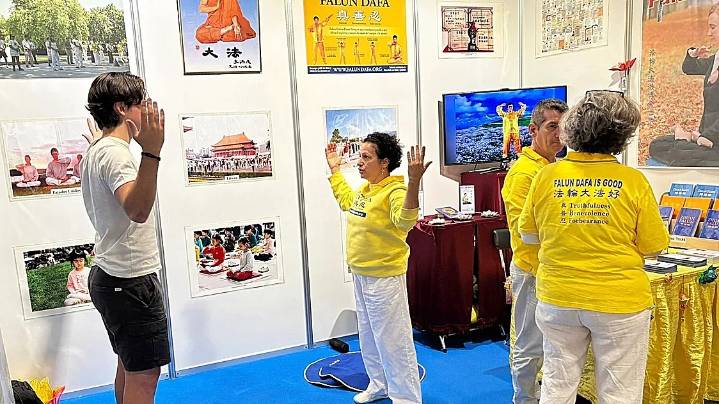 La feria favorita de Marcos Llorente: en BioCultura se ofrecen las polémicas gafas rojas del futbolista, medidores de aura y otras pseudoterapias