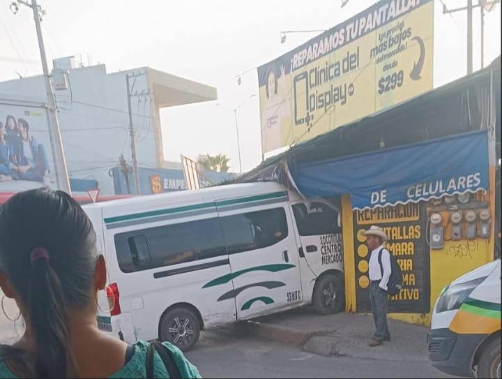 Operador de colectiva perdió el control y se impactó contra un local