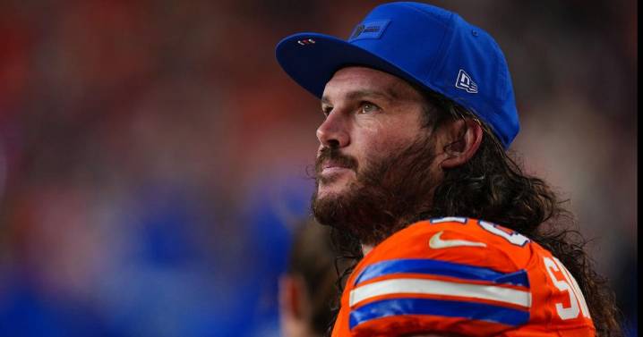 Less than 3 weeks after cancer surgery, Broncos' Singleton is back in the game