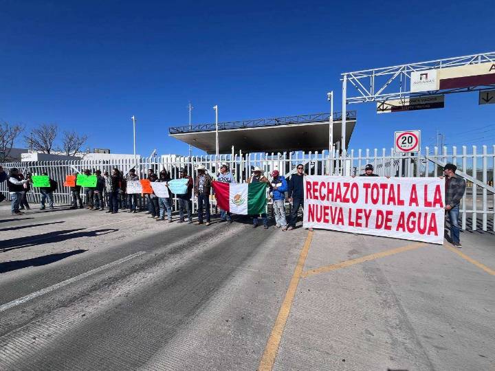 Paralizan bloqueos de agricultores área de carga en 4 cruces internacionales