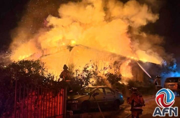 Arde una vivienda de dos pisos en la colonia Guerrero