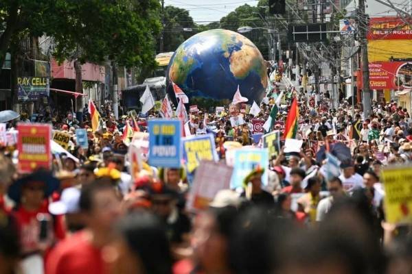 Marchan miles para 'presionar' a negociadores de la COP30