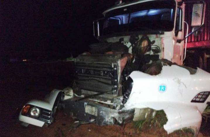 Mueren dos personas en choque con una gandola