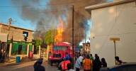 Incendio de basura alcanzó una construcción de madera y camioneta abandonada en Madero