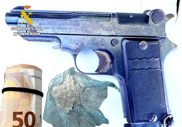 Detenido por circular por Hazas con una pistola en el maletero y 33 gramos de cocaína encima