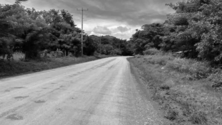 Hallaron el cuerpo de una mujer envuelto en un colchón y tirado en una carretera de Risaralda: esto se sabe