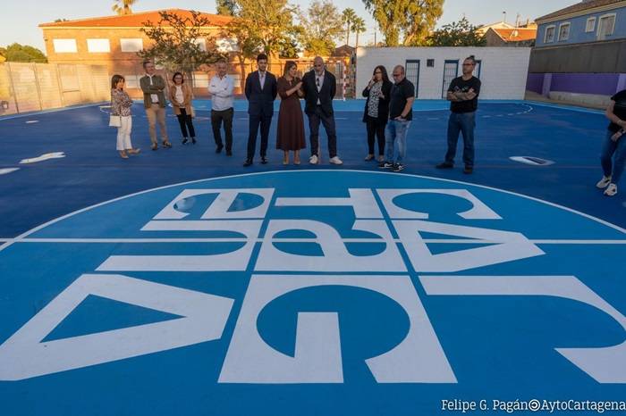 El Ayuntamiento renueva la pista deportiva del CEIP de El Llano con una inversión superior a los 30.000 euros