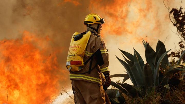 Incendio forestal en Tiltil: Senapred emite alerta SAE y "ordena evacuar" sector de la comuna