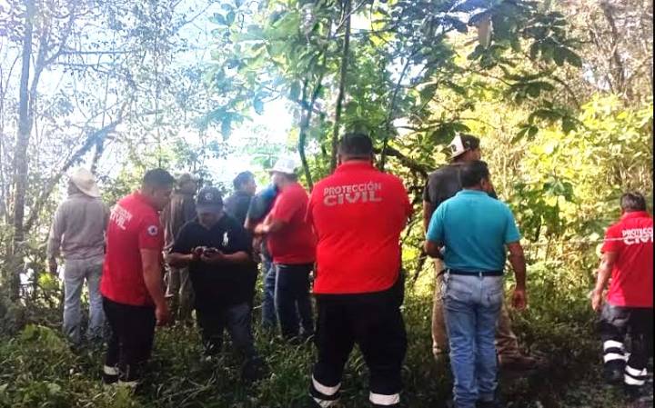 Un muerto y un herido al caer camioneta a barranco