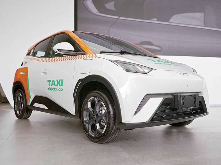BYD, Grupo Tec y OCN lanzan el primer programa masivo de taxis eléctricos en México