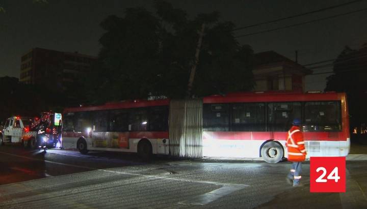 Bus RED chocó con barrera y poste en Ñuñoa: pasajero está herido