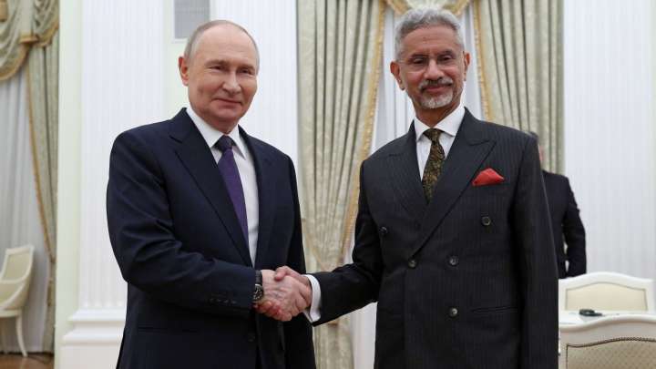 EAM meets President Putin ahead of his visit for India