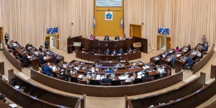 Neuquén: presentaron un proyecto de ley para cobrar aranceles a extranjeros no residentes en salud y educación