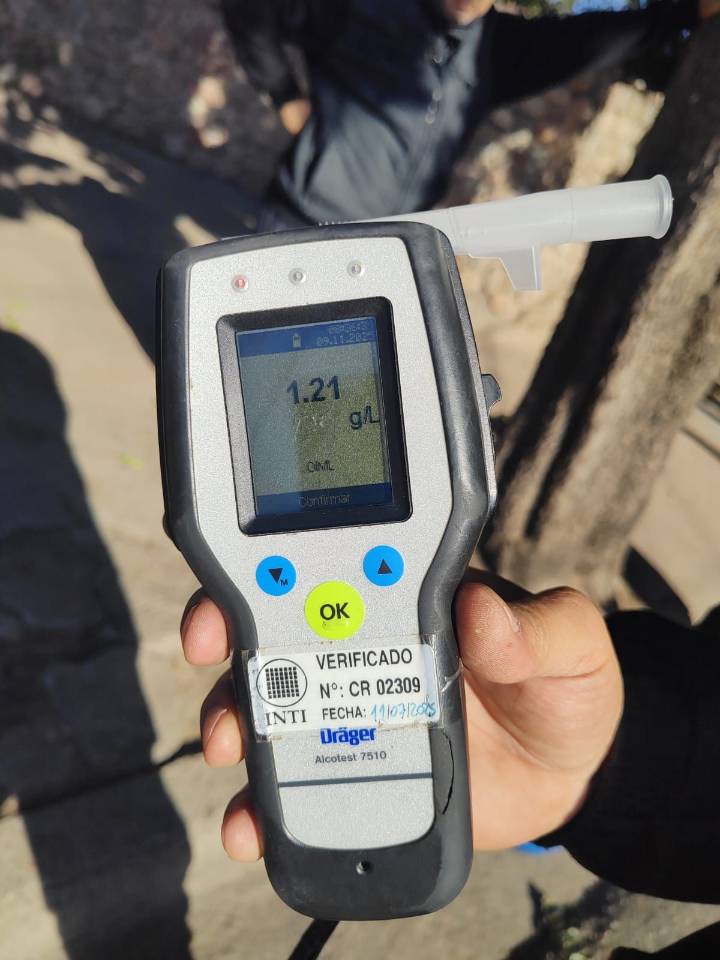 Motociclista cayó en plena avenida y dio positivo en alcoholemia