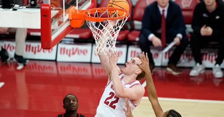 Winter's double-double helps No. 24 Wisconsin trounce Ball State