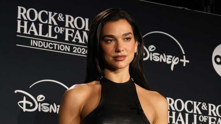 ​'Me inspira muchísimo': el homenaje de Dua Lipa a Shakira en su concierto en Bogotá