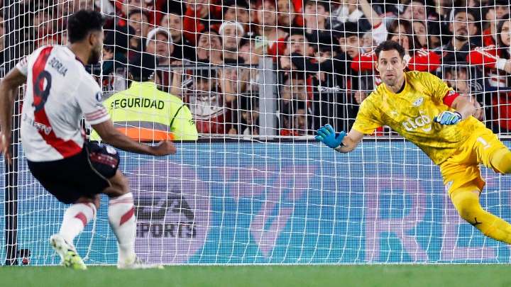 Miguel Ángel Borja tuvo el empate para River Plate, pero erró un penalti, su equipo perdió y a la hinchada se le acabó la paciencia