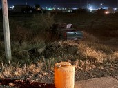 Pickup provoca choque y volcadura; responsables huyen del lugar