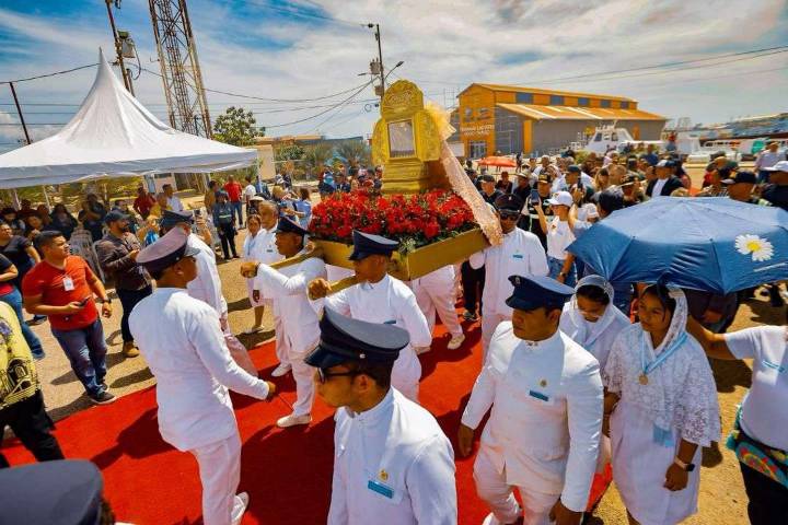 La Chinita deslumbran en su regreso a la Basílica tras recorrer los encantadores pueblos lacustres del Zulia
