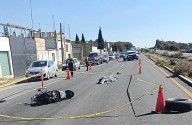 Motociclista se estrella contra un automóvil