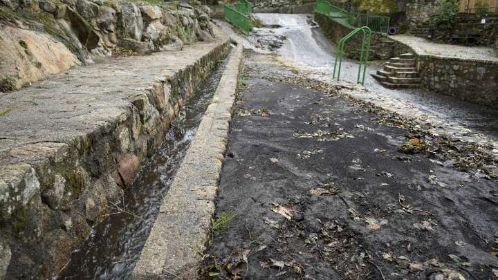 Ríos teñidos de negro por las cenizas de los incendios de verano en Galicia y el Bierzo