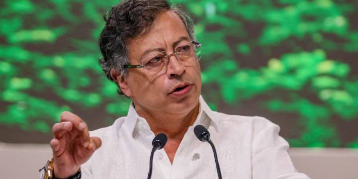 Petro defiende decisión militar tras muerte de menores en bombardeo; en el pasado denunció esta misma acción repetidas veces: “Infanticidio”