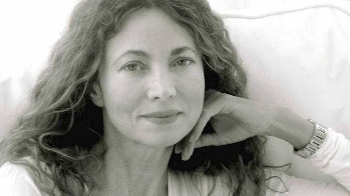 El largo silencio de la escritora Ángela Becerra tuvo una razón: sus ojos