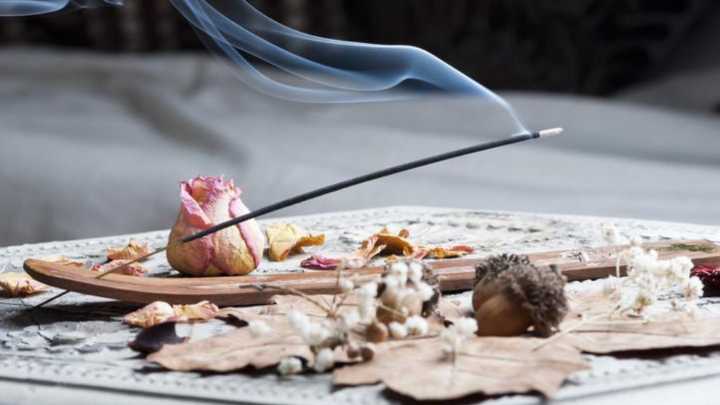 El sahumerio que tenés que encender en noviembre para atraer dinero y prosperidad