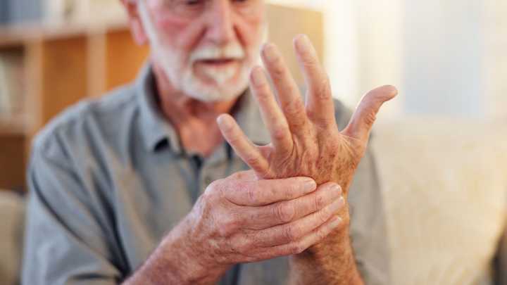 Cambios en el estilo de vida que podrían prevenir el Parkinson, según expertos