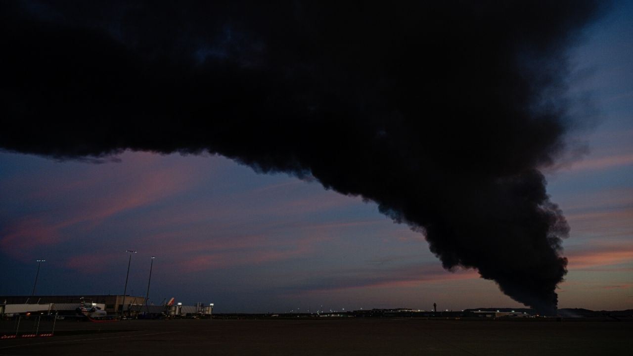 Captan momento exacto en que se estrella un avión de carga en aeropuerto de Louisville, Kentucky