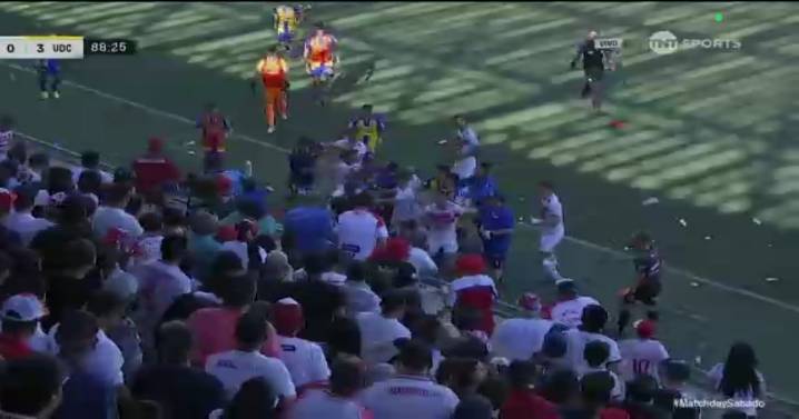 Con un hincha invadiendo: la batalla campal en la goleada de Universidad de Concepción ante Copiapó en la definición de la B