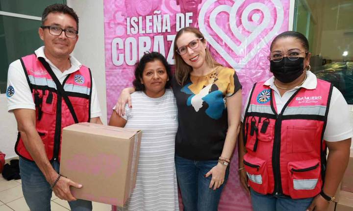 Atenea Gómez Ricalde entrega paquetes alimentarios del programa “Isleña de Corazón” en Ciudad Mujeres