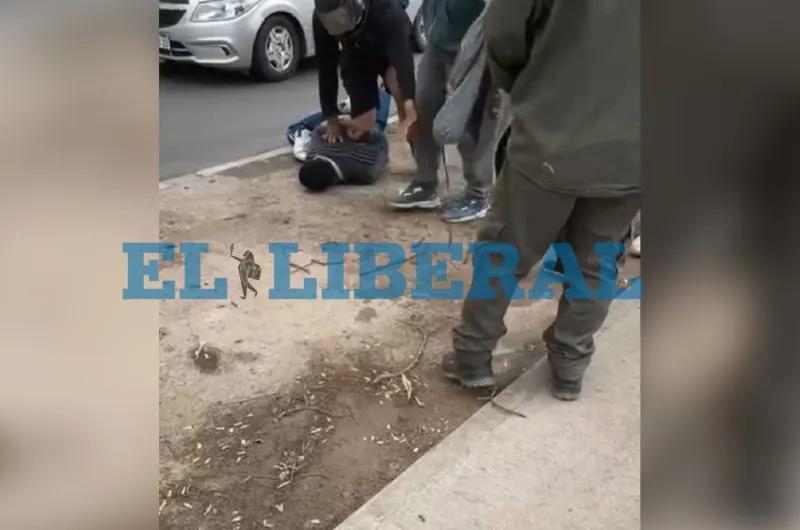 VIDEO. Un sujeto intentó robar a una mujer y fue capturado y golpeado por los transeúntes
