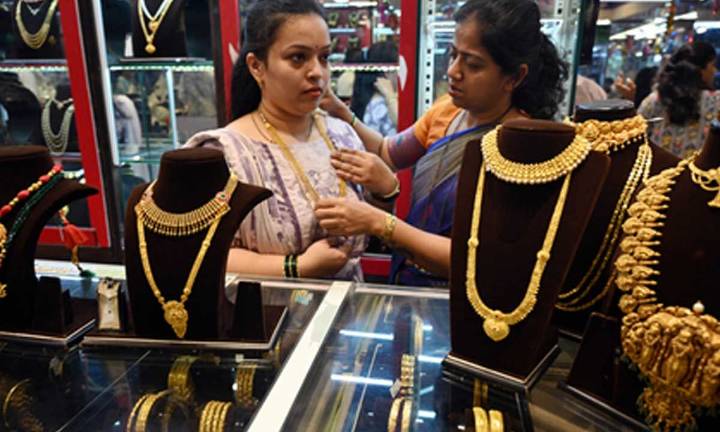 Gold continues to decline amid dollar's surge, fading Fed rate cut hopes