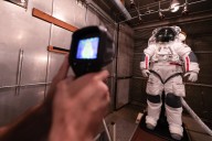 Axiom prueba con éxito los trajes espaciales que llevarán los astronautas en Artemis III