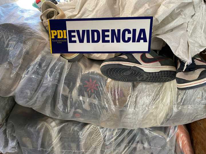Arica: Hallan más de 6 mil pares de zapatillas robadas en Cerro Chuño y detienen a 3 personas