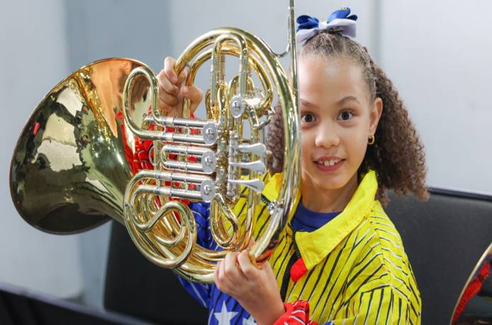 Embajada de China dona instrumentos musicales al Sistema