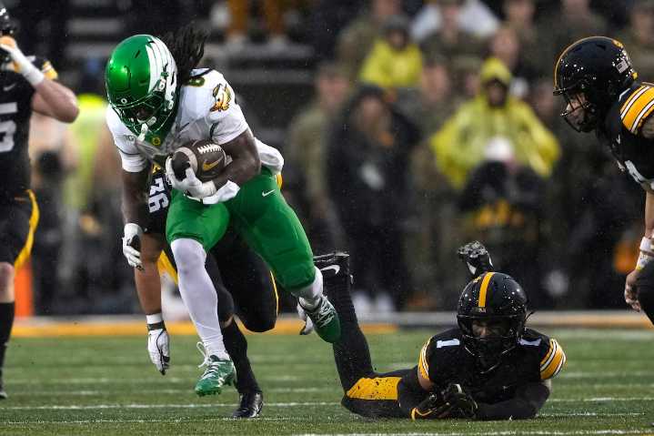 Oregon loses ground in polls after beating Iowa