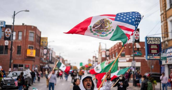 Commentary: In Chicago, residents mount a community-wide defense against Trump's deportation machine