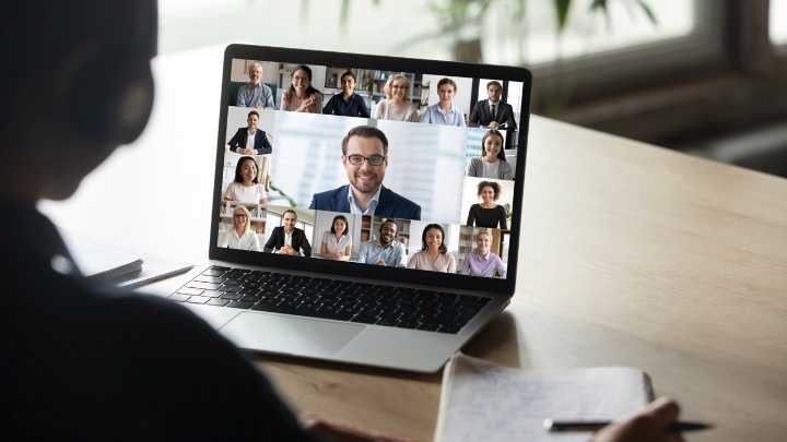 El home office redujo la discriminación de género, pero volver a la oficina podría cambiar esa situación