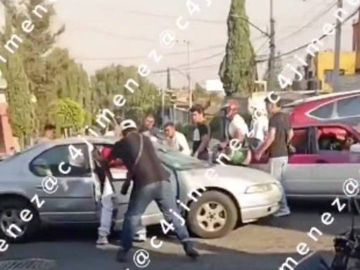 ¡Montoneros! Taxistas revientan auto por conflicto vial en Tlalpan, CDMX
