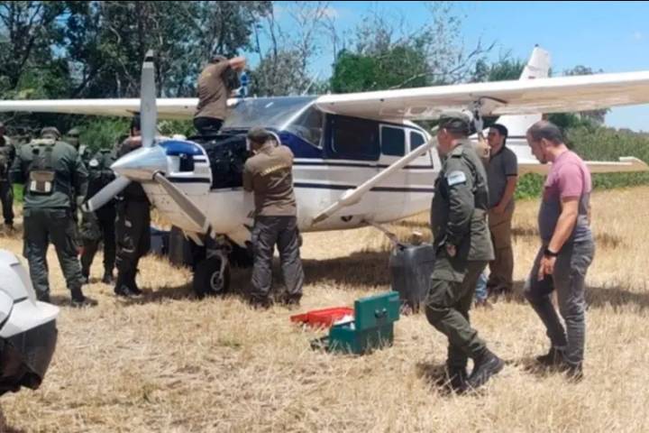 Hallaron otra avioneta abandonada en un campo de Santa Fe: fue utilizada para transportar droga