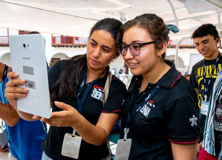 Oportunidades de formación, empleo, emprendimiento y certificación para los jóvenes de Colombia