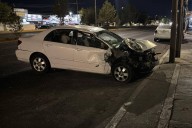 Choca presuntamente ebrio contra dos camionetas estacionadas al oriente de Saltillo