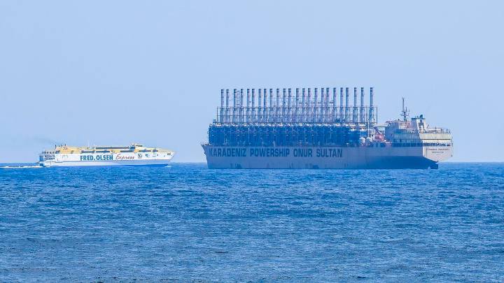 El Gobierno de Canarias prepara una central eléctrica flotante para el otoño de 2026 contra los apagones en Gran Canaria
